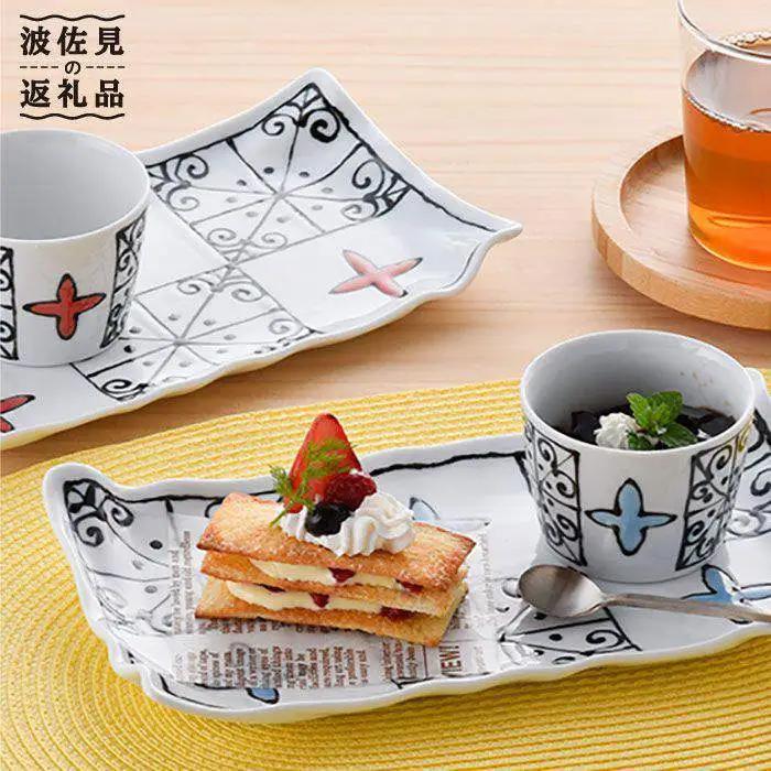 【波佐見焼】教会シリーズ市松十字唐草 プレート ミニカップ 赤・青 セット 食器 皿 【大新窯】 [DC20]  波佐見焼