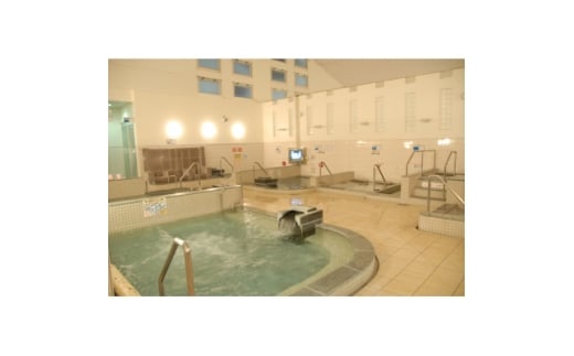 ＜手ぶらペア日帰り入浴券＞イオンウォーター900ml、貸しタオル付でサウナ満喫☆【1645023】