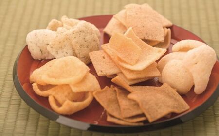 柔らか食感のおかき【かきもちキューブ】12種の詰め合わせギフト箱×1セット