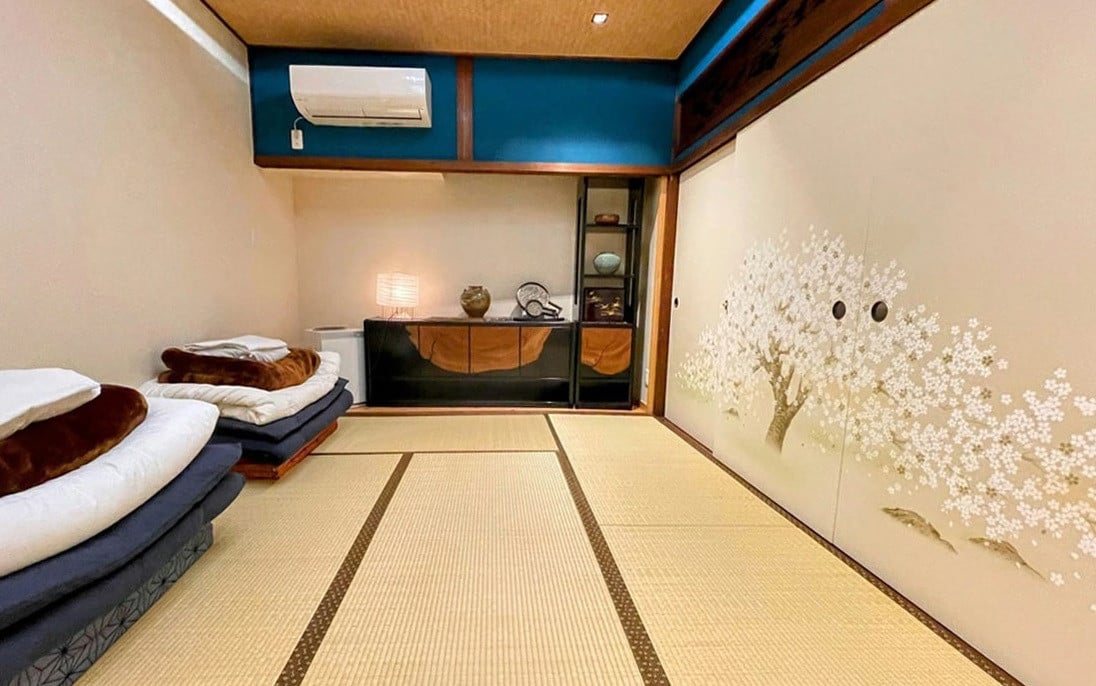 和室櫻。襖絵の一本桜がお出迎え、明かりとりの天窓からは桜模様障子の柔らかな光が差します。