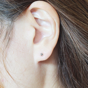 プラチナ　3mm　ミラーボールピアス
