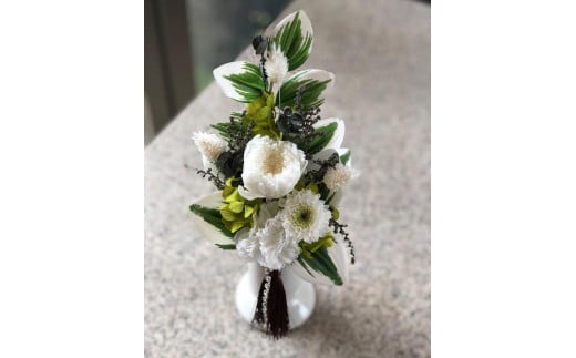 
静謐な心を届けるお供え花 プリザーブドフラワー・静花（クリアケース入り）
