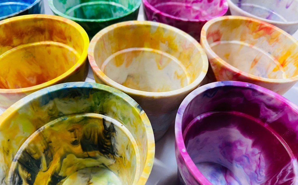 一点もののマーブル模様。
リサイクル素材ならではの混ざり合う色が、そのまま個性になります。