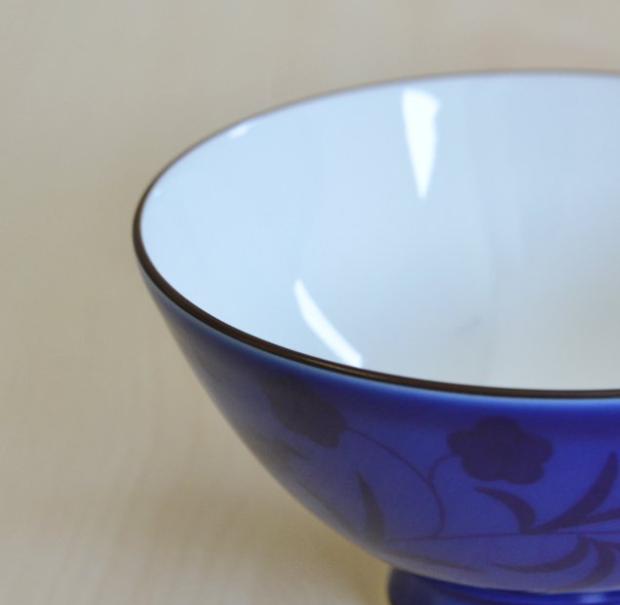縁には茶色のラインがあります