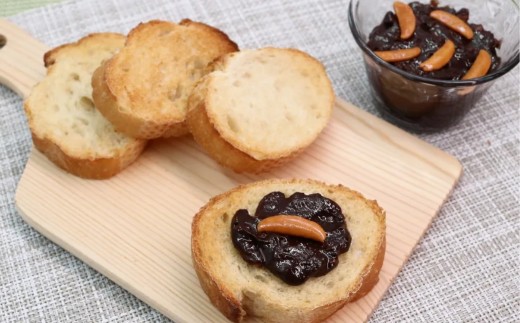 パンにのせてザクッ！濃厚チョコと柿の種の絶妙甘じょっぱさ
