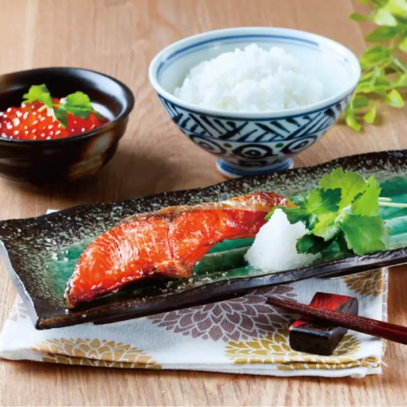 【天然鮭使用】大ボリューム！和歌山県 魚鶴仕込の天然紅サケ切身 約2kg（約18切れ～22切れ） / 鮭 サケ シャケ 魚 切り身 切身 魚 海鮮 焼き魚 ご飯のおとも おかず【uot401C】