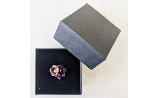 【可愛く九谷焼を楽しむ】九谷焼×布花アクセサリー九谷花（KUTANIKA）ピンブローチ　紫