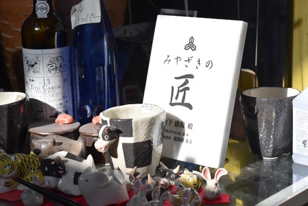 ＜焼酎霧島カップ 白・黒ペアセット(トンボ＆メダカ)＞(白、黒・各1個)焼酎を注ぐと内側に水辺で羽根を休めるトンボの文様がみえます！【A-0403-sr】【紫麓窯】