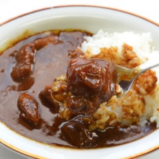 【発送月固定定期便】ゴロッ!と入ったコラーゲン牛すじカレー5食セット(岡垣町)全4回