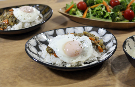 色おまかせ！スリップウェアのカレー皿(2枚・花柄)温かみの感じられるお皿！色味をお任せ！