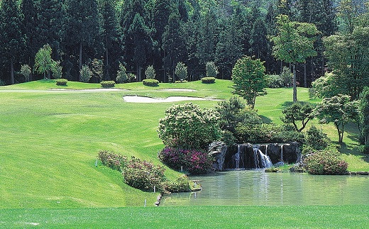 自然と調和する本格的な丘陵コースの瑞穂ゴルフ倶楽部。胸高鳴る18ホールがあなたを待っています。
