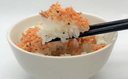 リピーター多数! 鮭フレーク ブラックペッパー入 12本 長根水産 国産 焼鮭 紅鮭ほぐし 三陸沖 瓶 サケ シャケ しゃけ フレーク 鮭 ロングセラー 手作り 手作業 おかず 非常食 保存 常温 朝