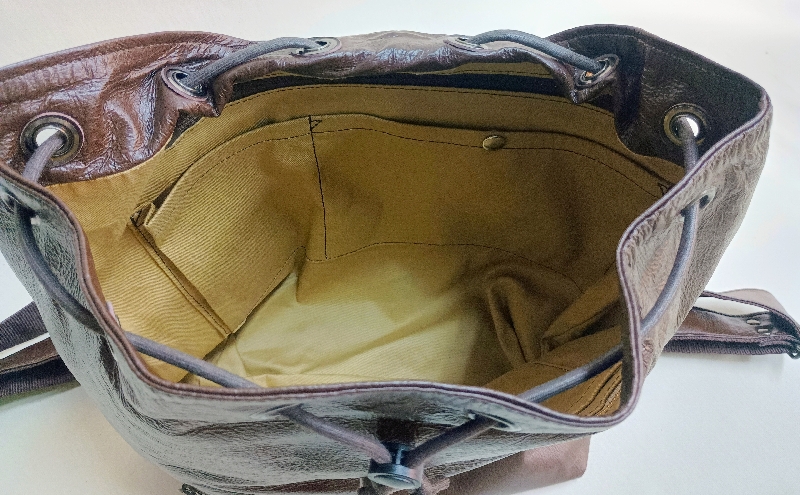 とっても軽い！　衣料革と手染め革の手作りリュック(焦げ茶) 鞄 カバン バッグ