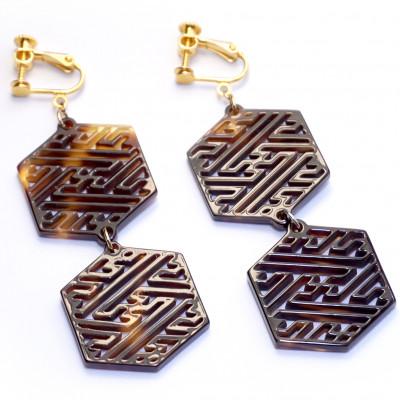 ふるさと納税 長崎市 べっ甲製亀甲型二連イヤリング(紗綾形) |  | 01