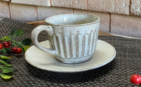 【美濃焼】荒土 しのぎ カップ&ソーサー 2色 ペアセット【竜仙窯】食器 コーヒーカップ ティーカップ プレート ケーキ皿 取り皿 珈琲 紅茶 お茶 ティータイム ペア 夫婦 カップル ホワイト グレ
