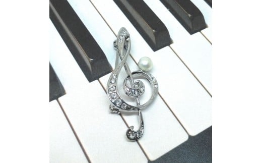 1979 ブローチト音記号（淡水本真珠・ボタン）R　ブローチ 真珠のブローチ 音楽 ト音記号のブローチ 淡水真珠大きなブローチ 贈り物 かわいいアクセサリー カジュアルアクセサリー キラキラブローチ