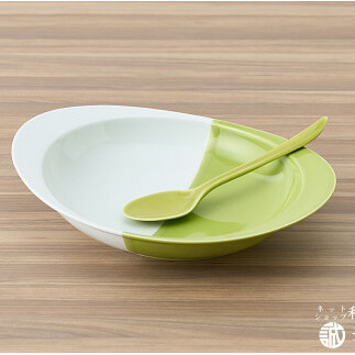 有田焼 匠の蔵極上のカレー皿＋SPOOOOON/緑（深海三龍堂） ユニバーサルデザイン すくいやすい レンジ対応 パスタ皿 AA18-193