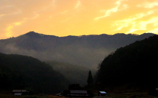 益田市の日晩山のふもとにある真砂(まさご)地区は、人口300人程の里山、美しい自然や神楽などの伝統文化の残る豊かな地域です。