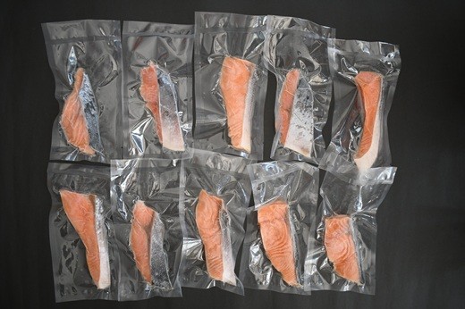 魚体が大きいため、背身・腹身に切り分けており、部位はお選びいただけません。