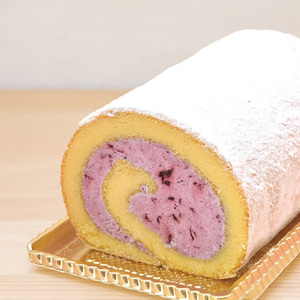 「米粉ロールケーキ ブルーベリー」国産金芽米の米粉使用、身体にやさしいグルテンフリー もちもち、しっとりとした食感にこだわりました。爽やかな甘酸っぱさのブルーベリー味　 地元に愛され続ける大正３年創業