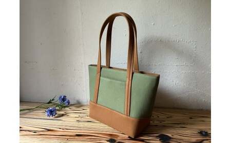 【 AKIRA オリジナル】【 マツコの知らない世界 で紹介されました！】 中型レディストートバッグ ショルダータイプ カーキ×茶色 軽量 軽い 日本製 キャンバス 帆布 横型 肩掛け 通勤 通学 大