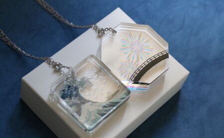 ネックレス 色と文化を重ねて「遊」ぶアクリルレイヤ—ネックレス【遊】 アクセサリー アクリルレイヤーネックレス 葛飾北斎 隅田川花火大会 レイヤー分け 重層的 小道具 墨田区 東京都 HANABI（花