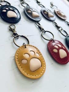 キーホルダー にく球 肉球 本革 1個 ベージュ 可愛い かわいい お洒落 おしゃれ アクセサリー ネコ 猫 足跡 