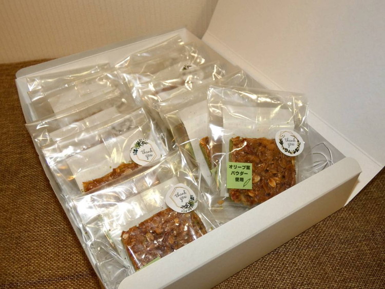 相模原市で栽培しているオリーブの葉で作られているフロランタン