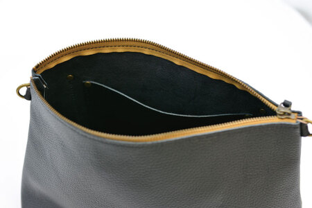 益子の革工房maharoのショルダーポーチ　ワイド（L）ブラック｜栃木県 益子町 ふるさと納税 ショルダーポーチ ワイド 牛革 手作り（AX137）