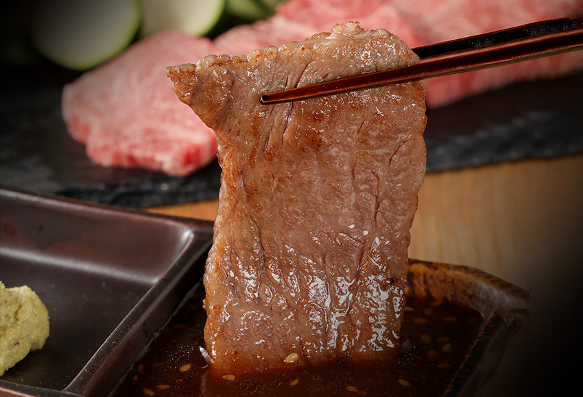 肩ロースの中でも最上級の部位を厳選。
厚みのある肉質と繊細な霜降りが絶妙に絡み合い、口に入れた瞬間に肉の旨味が広がります。