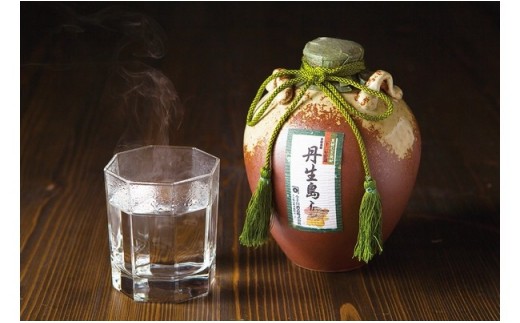 
麦焼酎本来の香りと旨味を感じる大分むぎ焼酎「丹生島」黒麹
