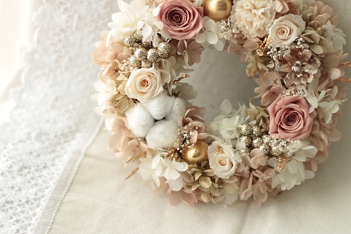 プリザーブドフラワー リース ピンクベージュ／HANARA プラチナカラー 華 花 ギフト 母の日 花冠 かわいい ドライフラワー インテリア 奈良県 宇陀市 誕生日 お祝い 敬老の日 感謝 結婚祝い