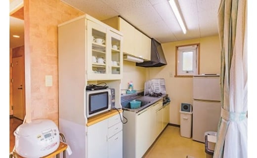 キッチンと電化製品、調理器具、食器は一式揃っています。