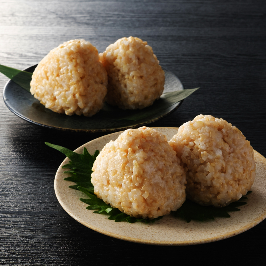 ＜アイガモの谷口＞”農薬不使用栽培米”「玄米おむすび」2種セット（塩・梅）各6個（計12個）【3ヵ月定期便】