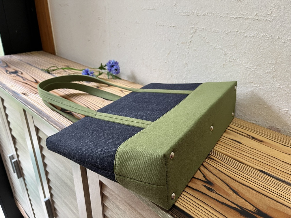 【AKIRAオリジナル】 中型スリムトートバッグ 濃紺デニム×カーキ帆布