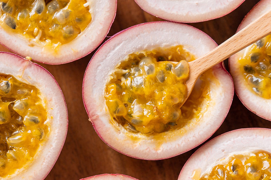 【2025年発送】沖縄情熱農園 農薬不使用栽培パッションフルーツ　「情熱の女神」1kg（化粧箱）