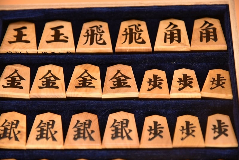 
            0500-08-24 「宗月」作 盛上 将棋駒 一文字ＮＨＫタイプ 御蔵島黄楊 根柾 【限定1品】
          