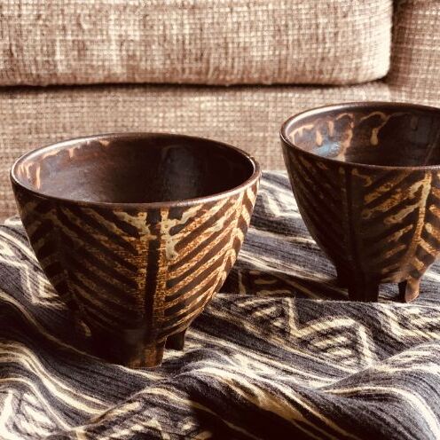 【ふるさと納税】＜南陶窯＞四つ足カップ【灰釉・線紋】2個セット 〇 読谷村 やちむん 陶器 焼き物 久場政一 沖縄 セット商品 アフリカン うちなーすぐりむん シック 地場産品 手作り 人気商品 柄違い ペア ギフトに お祝いに オススメ 伝統工芸品