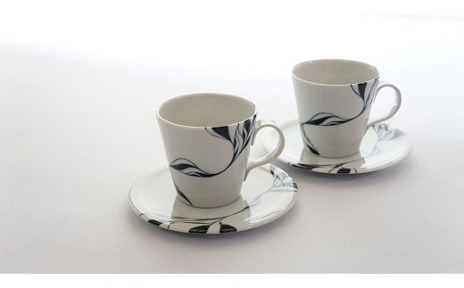 和将窯陶芸家　山本和哉氏によるコーヒーカップ２個セット（ソーサー付）
洗練されたデザインで、上質なひと時を♬