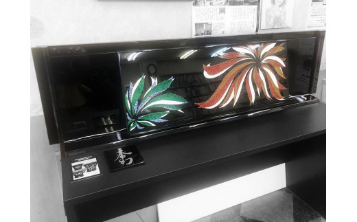 
                  【真和楽器】京都伝統工芸による彩輝光蒔絵ピアノ「華美」モデル制作クーポン（210万円分）
                