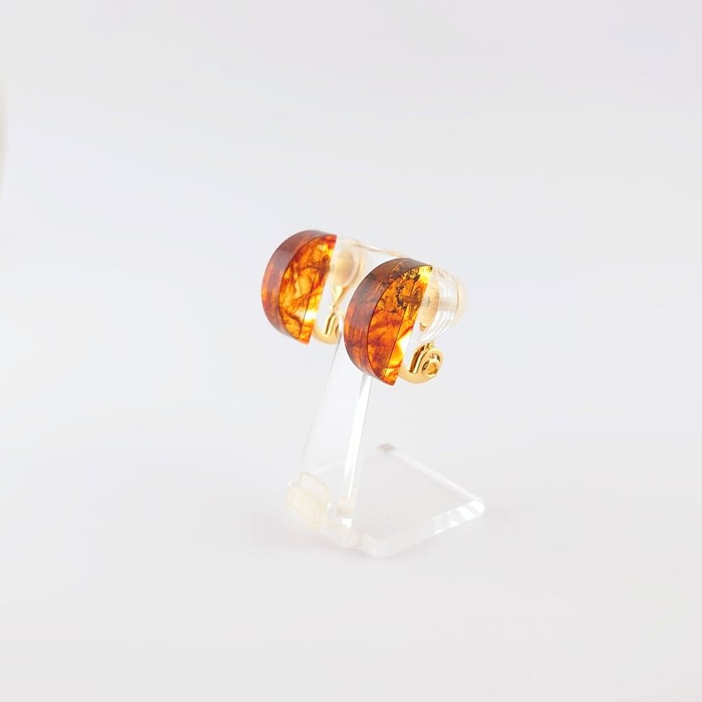 【ふるさと納税】Amberlogue イヤリング 半円形（金属素材：真ちゅうメッキ　琥珀：18×5×8.5mm　サイズ：全長18mm）