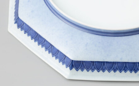 【有田焼】人間国宝十四代目今泉今右衛門作 色絵吹墨墨はじき雪文額皿 （八角皿） / 佐賀県 [41AAAY001]