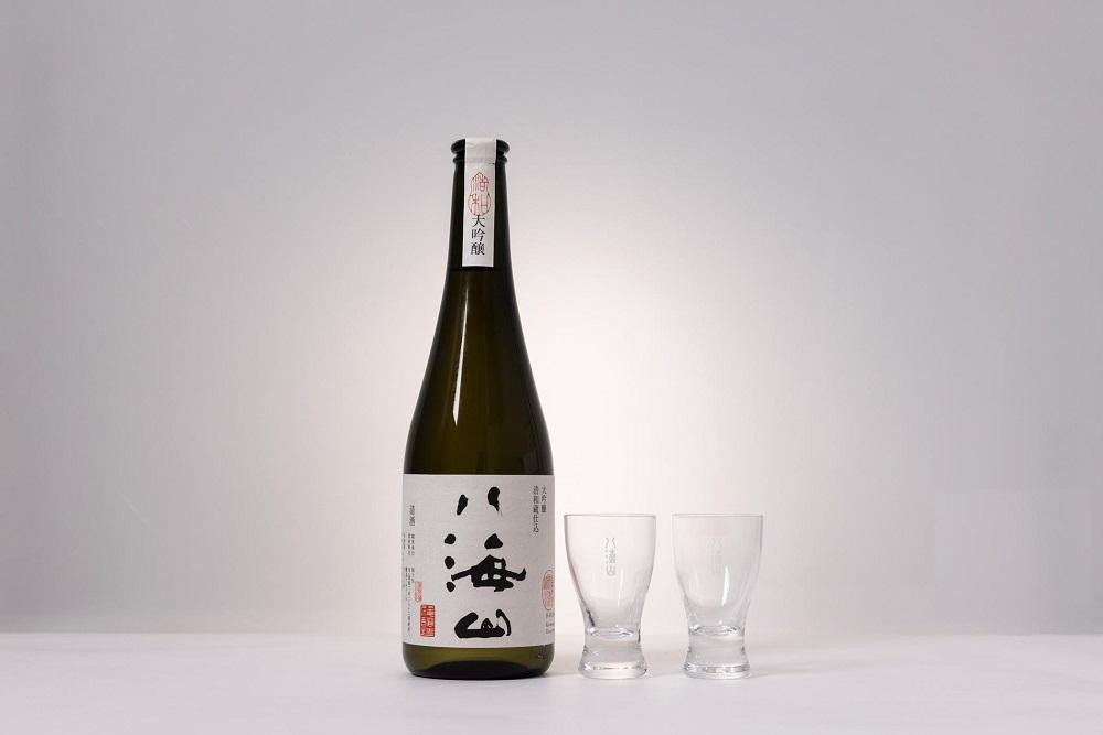 
越後の名酒「八海山」 大吟醸 浩和蔵仕込【720ml】と冷酒グラス 70ml×2個セット
