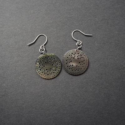 ふるさと納税 大和高田市 黒蝶貝「ベツレヘムパール風」ピアス |  | 02