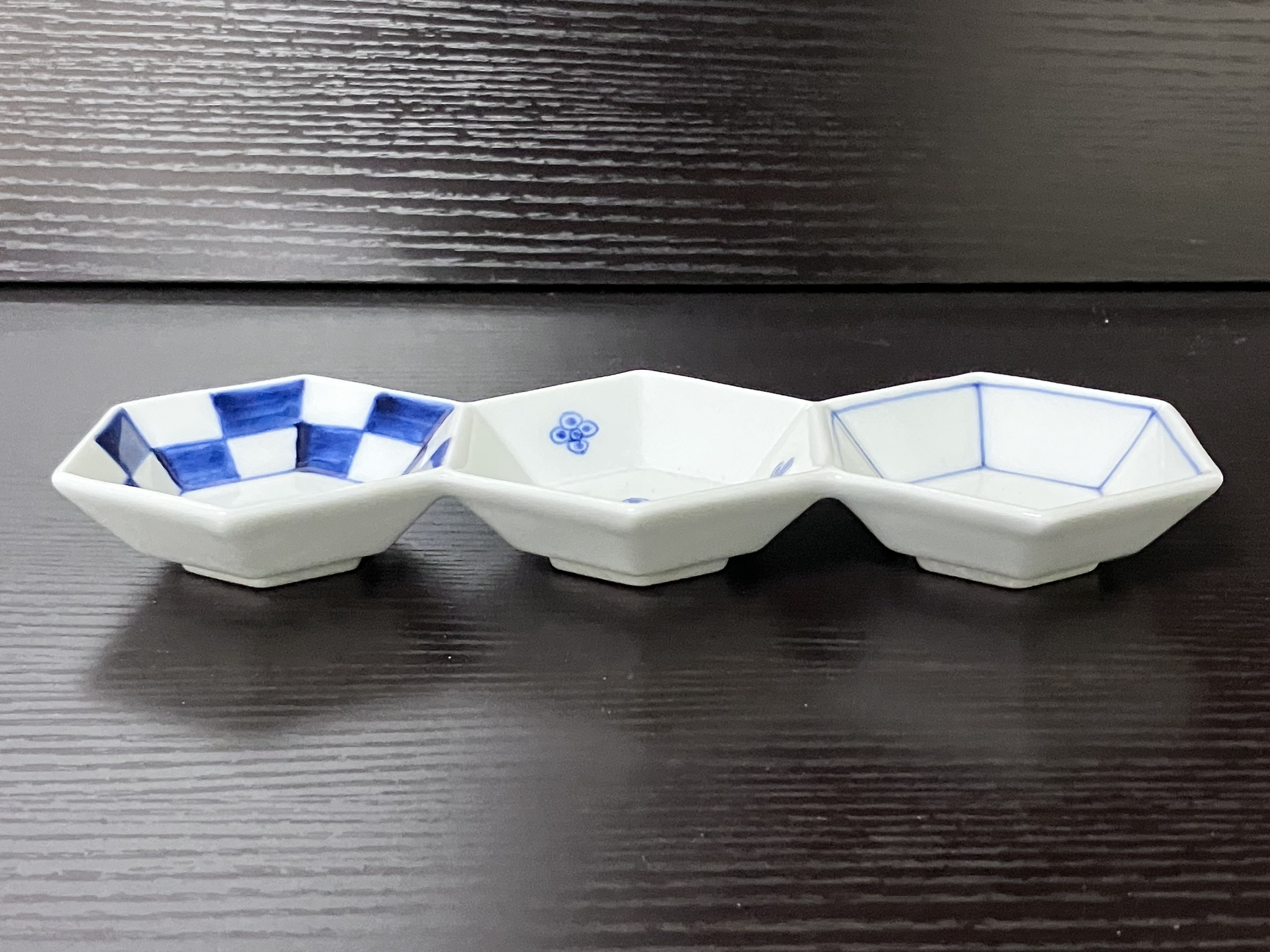 伊万里焼 市線花（青・赤）亀甲三品盛 H1067