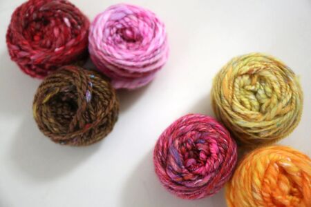 手つむぎ毛糸 ミニマフラー 製作キット 野の花の色セット【tenna+】 手つむぎ 手紡ぎ 手紡ぎ毛糸 毛糸 ウール 羊毛 手芸 手づくり ハンドメイド 北海道 [AXAY003]