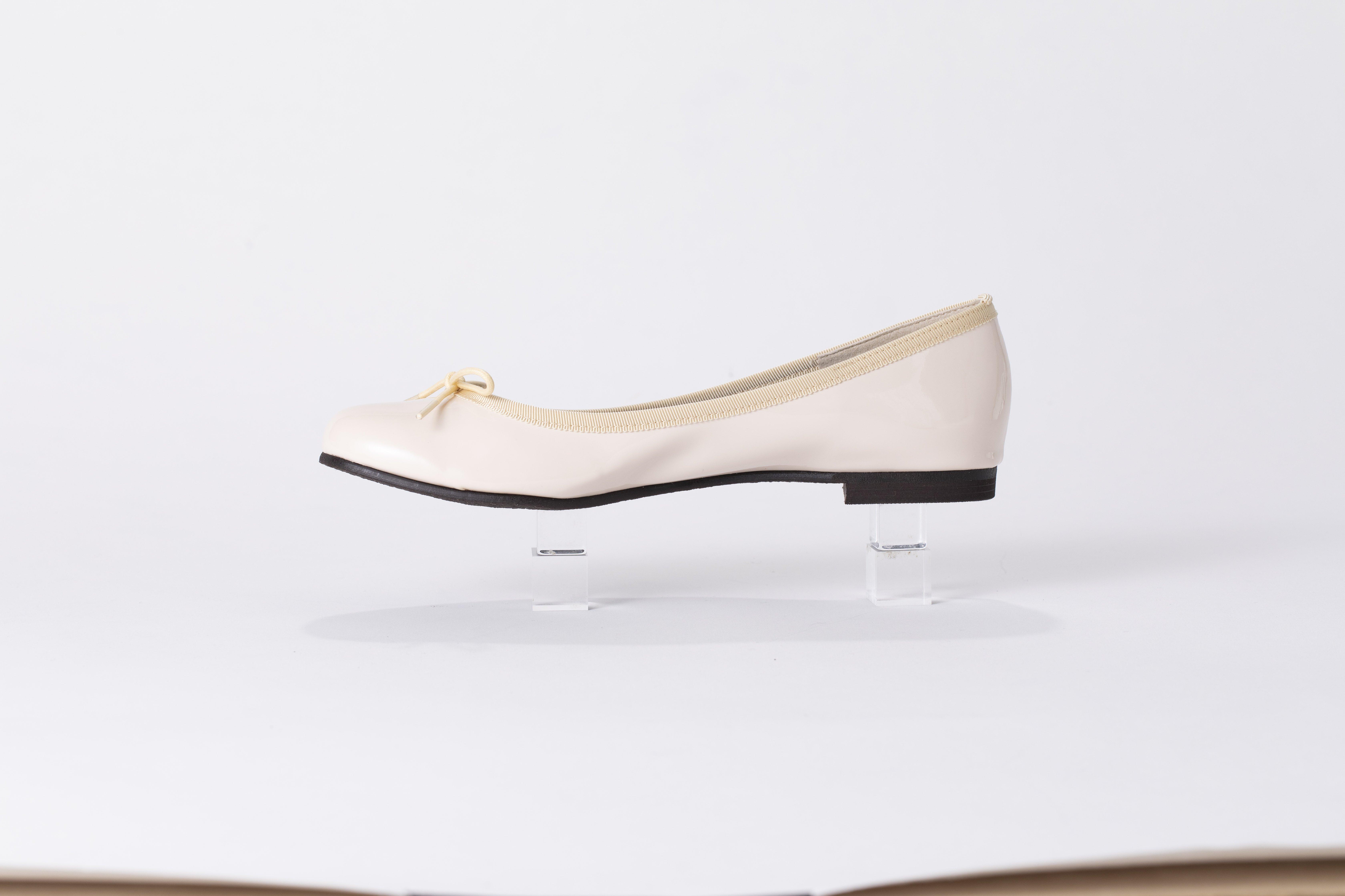 美脚に導く骨盤ケアシューズyui エナメル アイボリー【サイズ24.5cm】 DG011VC04_イメージ2