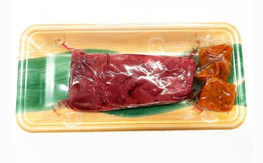 馬刺し　国産　赤身　モモ・ロースセット　約800g　辛味噌付き　食べ比べ　会津　喜多方　真空パック　冷凍　名物　辛みそ【07208-0649】