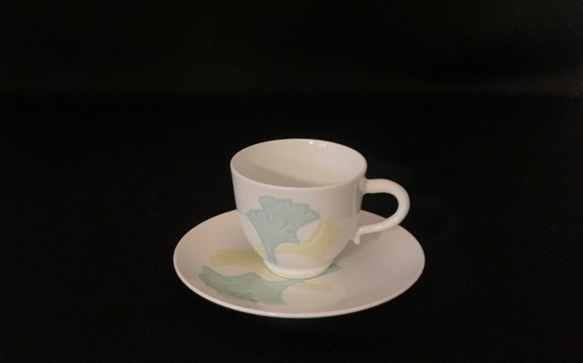 
                  人間国宝 井上萬二作 白磁黄緑釉公孫樹彫文 珈琲碗
                