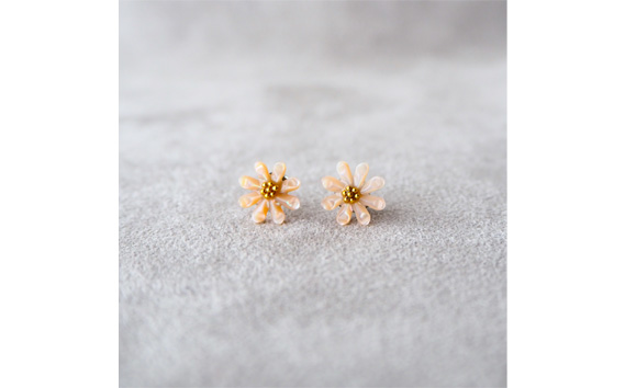 シェルのピアス マーガレット［ピンク］金属アレルギー対応 チタン製ピアス ハンドメイド